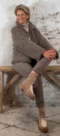 147807. Bibi knit fur jasje taupe (leverbaar vanaf 14 oktober, je kunt al bestellen)