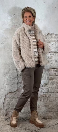 147806. Bibi knit fur jasje beige (leverbaar vanaf 14 oktober, je kunt al bestellen)