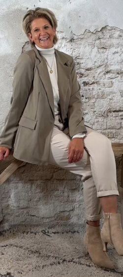 140044. Evy blazer zand
