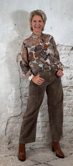 10*147858. Evy transparant blouse Lio flower zand/camel