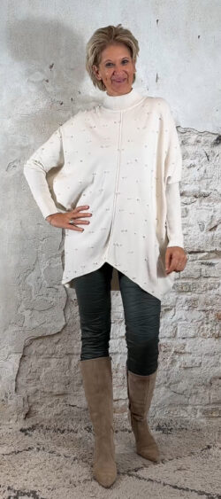 149027. Evy oversized pearl pullover crème