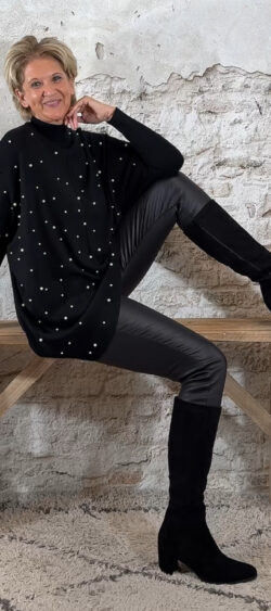 149030. Evy oversized pearl pullover zwart