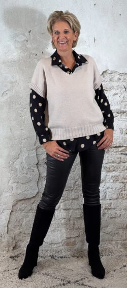 149032. Evy pullover kapmouw v-hals beige