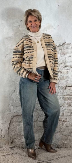 151127. Eskimo jasje beige € 129,95