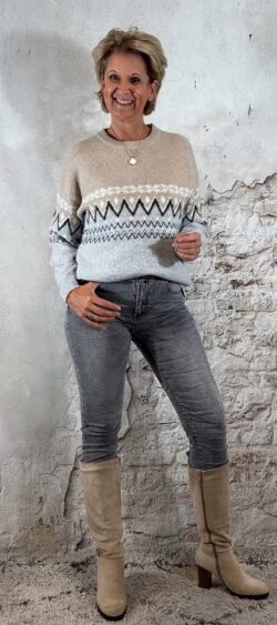 151116. Evy Noors-patroon trui zand/grijs (4 november weer op voorraad, je kunt al bestellen)