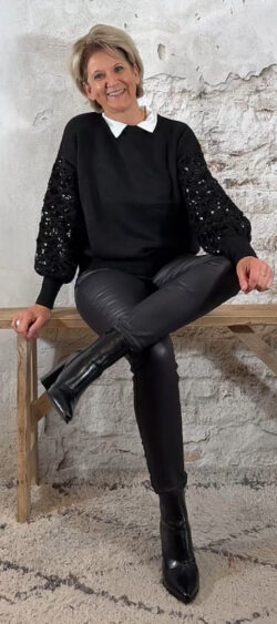 151059. Evy pullover paillet mouw zwart