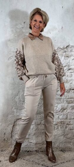 151057. Evy pullover paillet mouw zand