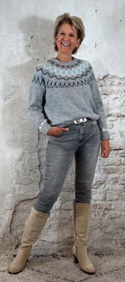 151117. Evy Noors-patroon trui grijs/lichtblauw