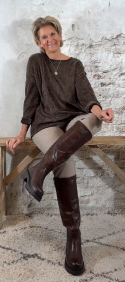 149007. Iris velourse koord sweater bruin