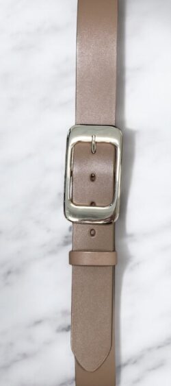 151438. Broekriem camel met gouden gesp