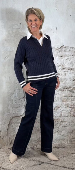 253028. Steffy kabel trui met kraagje donkerblauw