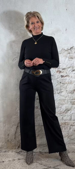 153039. Juul turtle truitje met ruffle zwart