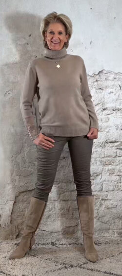 152943. Evy cozy coltrui button taupe