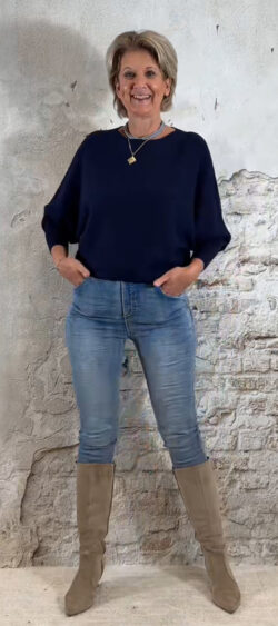 154000. Ailan vlindertrui donkerblauw.