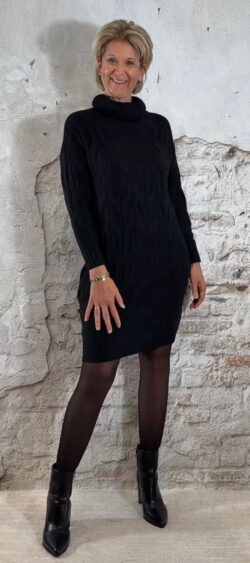 155034. Julia gebreide kabeljurk met col zwart.