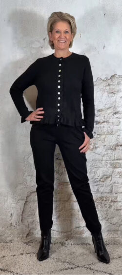 253025. Steffy ruffle vestje zwart