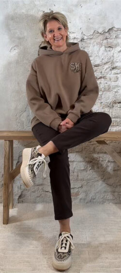 155403. Ailan hoodie ‘ski club’ taupe