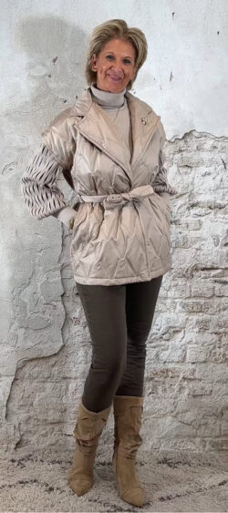 145457. LAATSTE! Evy gewatteerde bodywarmer zand