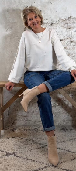 152936. Evy butterfly pearl pullover wolwit (18 november weer op voorraad, je kunt al bestellen)