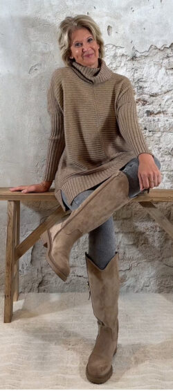 153033. LAATSTE 2! Juul oversized ribbeltrui met col camel