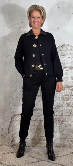 253067. Steffy cardigan Funny button zwart