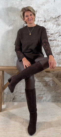 253136. Steffy gebreide pullover met kanten mouw bruin