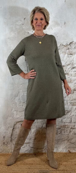 153913. Elza knit dress met knopen khaki