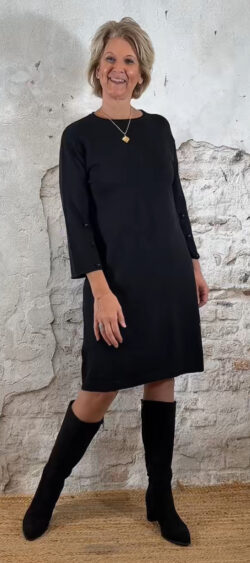 153911. Elza knit dress met knopen zwart
