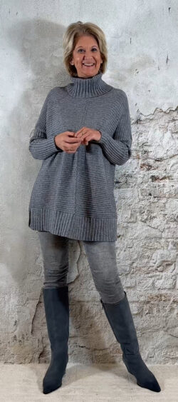 153036. LAATSTE 2! Juul oversized ribbeltrui met col grijs