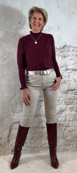 153989. Juul turtle truitje met ruffle bordeaux