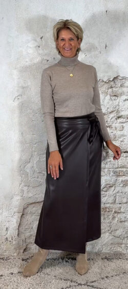 139832. Evy leatherlook maxi rok bruin.