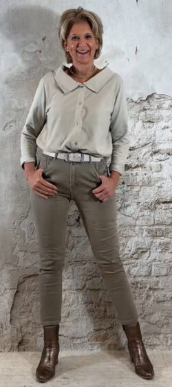 157850. Elza babyrib/jog blouse zand, kraag voor & achter