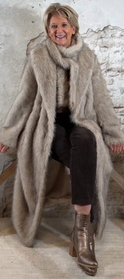FC8019. Long fur coat met sjaalkraag beige
