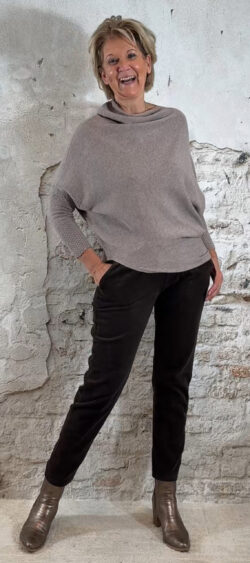 156884. Ailan upside down pullover taupe.