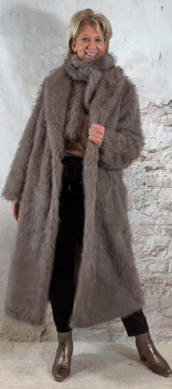 FC8019. Long fur coat met sjaalkraag taupe