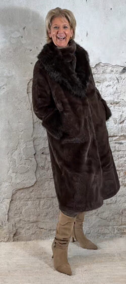 F8018. Lange Fake fur coat bruin met sjaalkraag