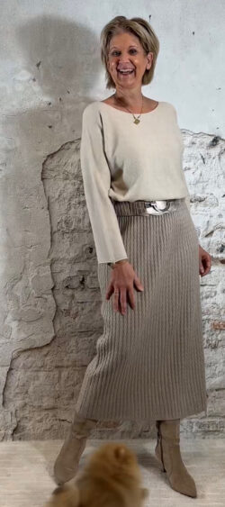 ✔️155041. Evy Gebreide kabelrok zand.