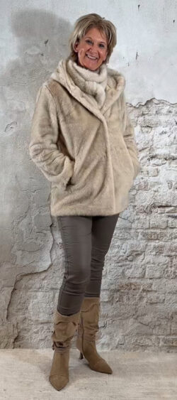 FC8003. Fake Fur parka model met capuchon beige
