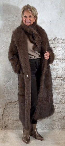 FC8019. Long fur coat met sjaalkraag bruin