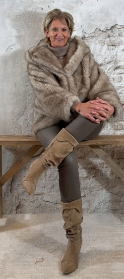 FC8001. Oversized kort fake fur jack beige / taupe met capuchon