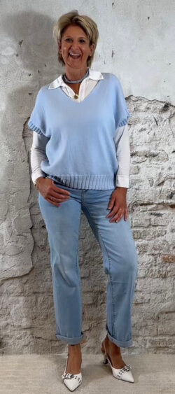 119823. Evy pullover V-hals kapmouw lichtblauw.