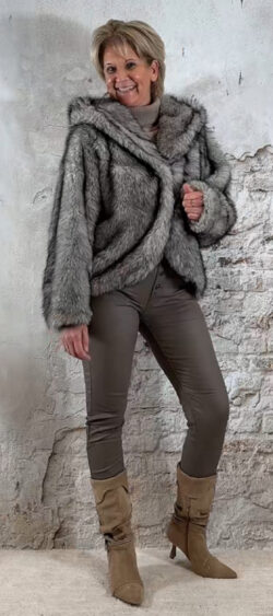 FC8011. Oversized kort fake fur jack grey met capuchon