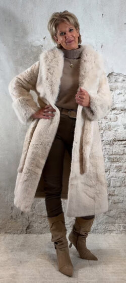 FC8018. Lange Fake fur coat beige met sjaalkraag