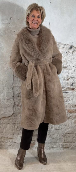 FC8018. Lange Fake fur coat taupe met sjaalkraag