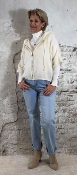 159179. Evy mohair vest met capuchon buttermilk.