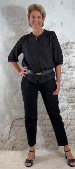 160344. Evy blouse broderie leafs zwart