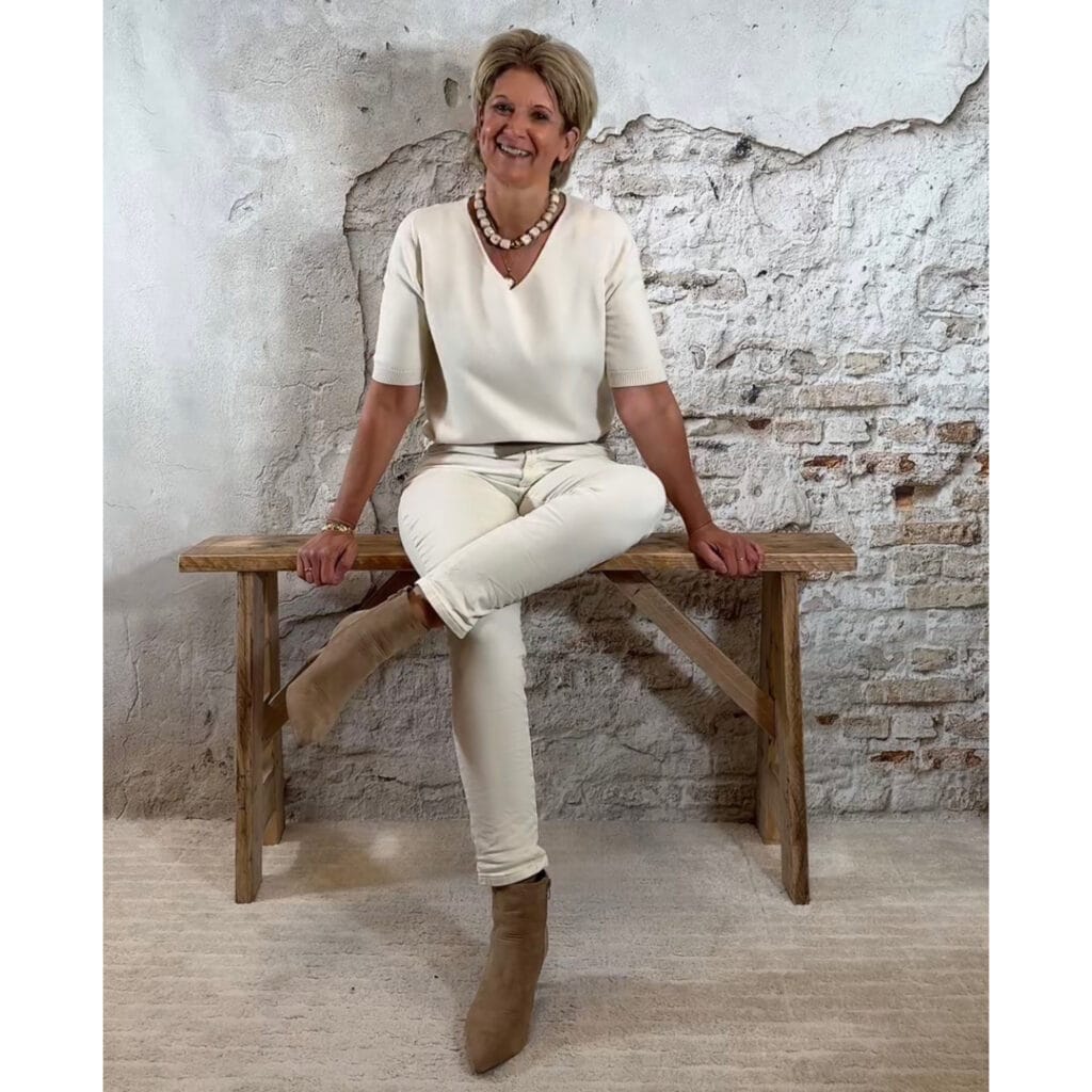 Ecru / creme dames pullover met V-hals en korte mouw