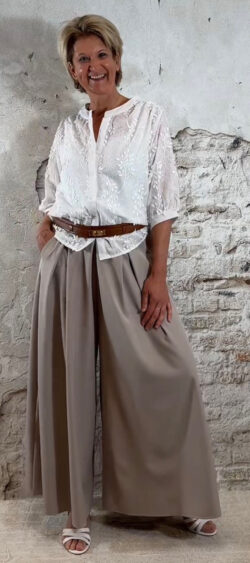 160343. Evy blouse broderie leafs wit