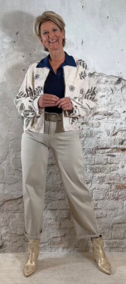 160757. Evy jasje flower leafs zand/donkerblauw (27 januari weer op voorraad, je kunt al bestellen)