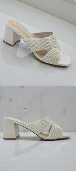 55-A49. Knit slipper met blokhak beige